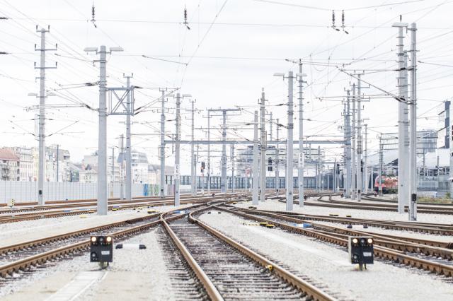 Overhead line system Vienna Main Station