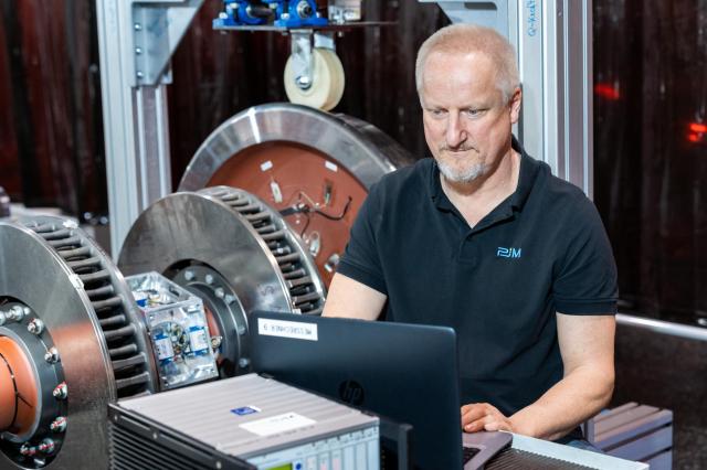 Manuel Hanschitz PJM is an internationally renowned specialist in the field of railway systems.